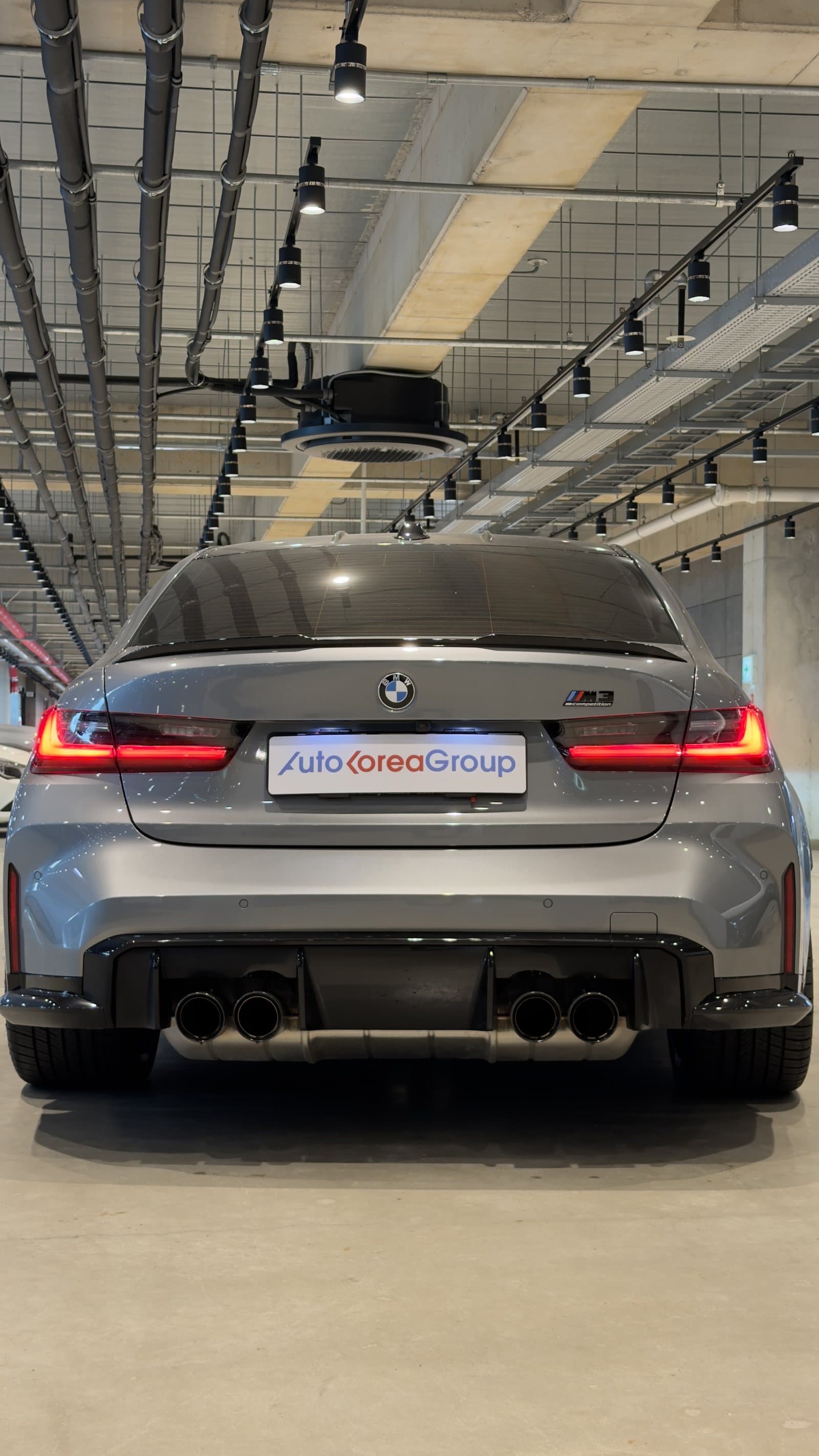 BMW M3 Competition — вид сзади с рамкой AutoKoreaGroup