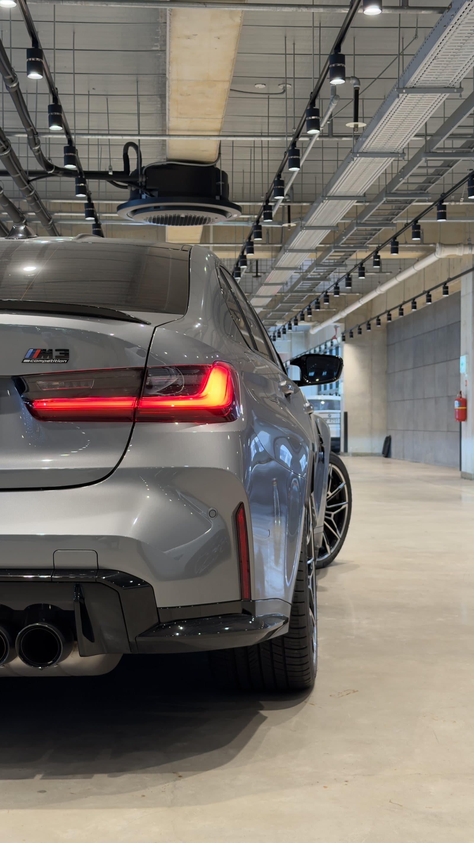 BMW M3 Competition — вид сзади, шоурум в Корее